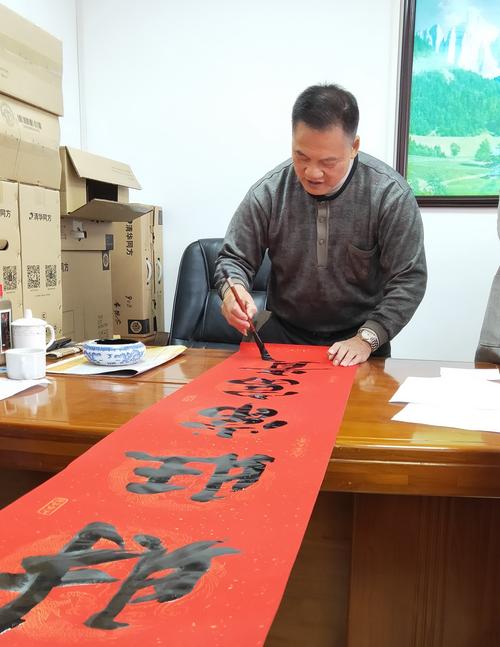 局开展中华优秀传统楹联文化艺术讲座暨义写春联送祝福主题党日活动